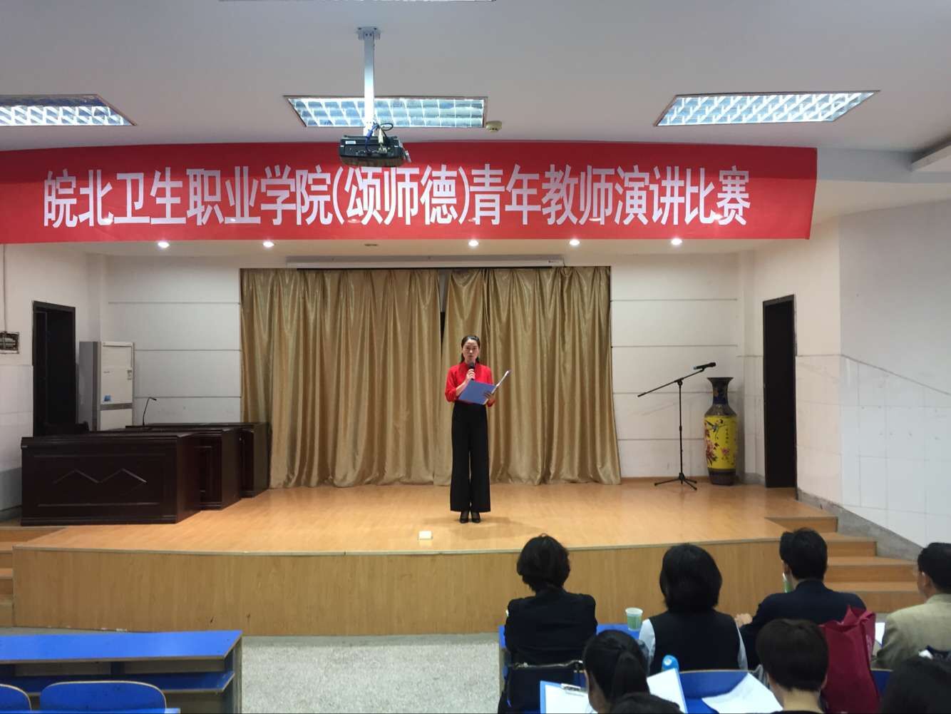 美女主持人.jpg