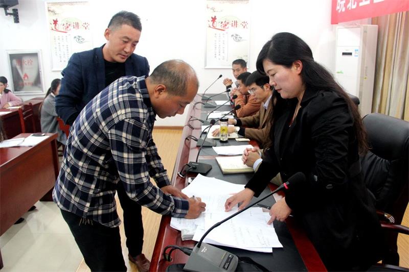 两食堂经理签订食品安全责任书.jpg
