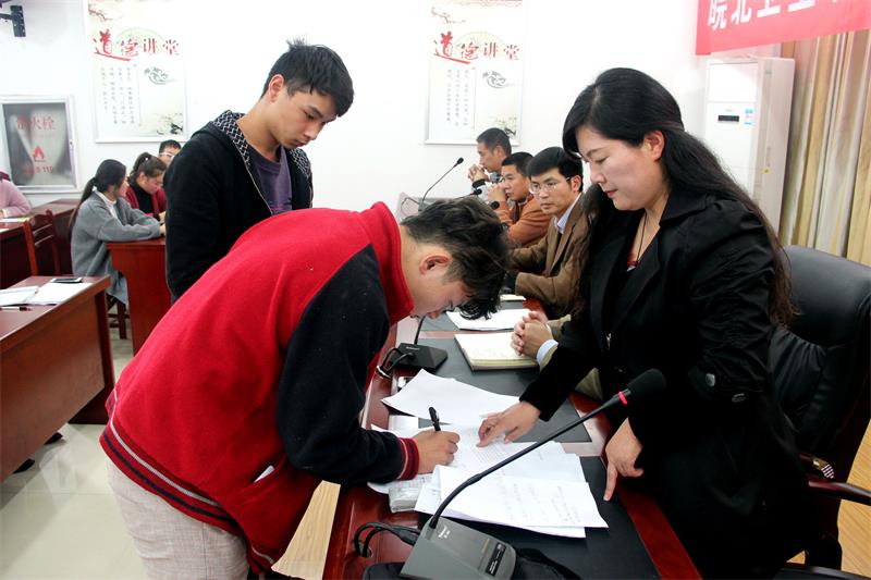 伙委会、学生会签订食品安全责任书.jpg