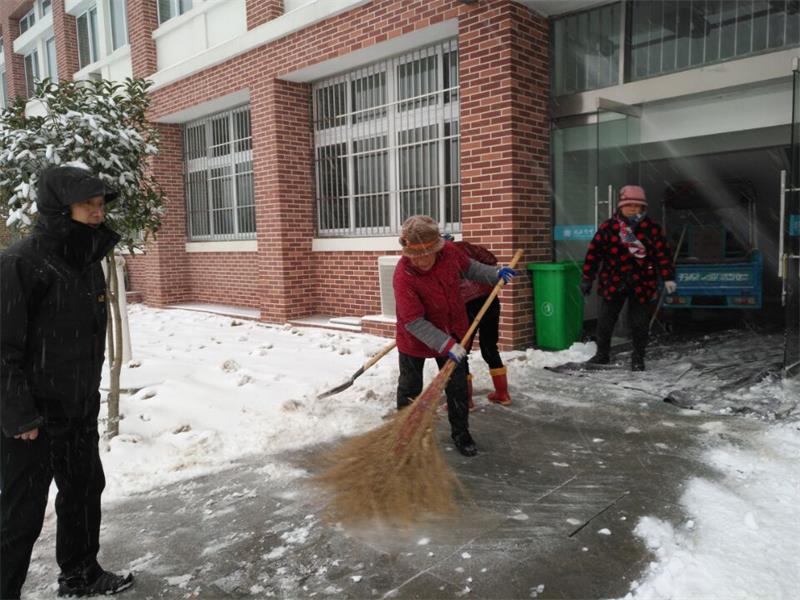 工作人员在清理楼道口积雪 (1).jpg