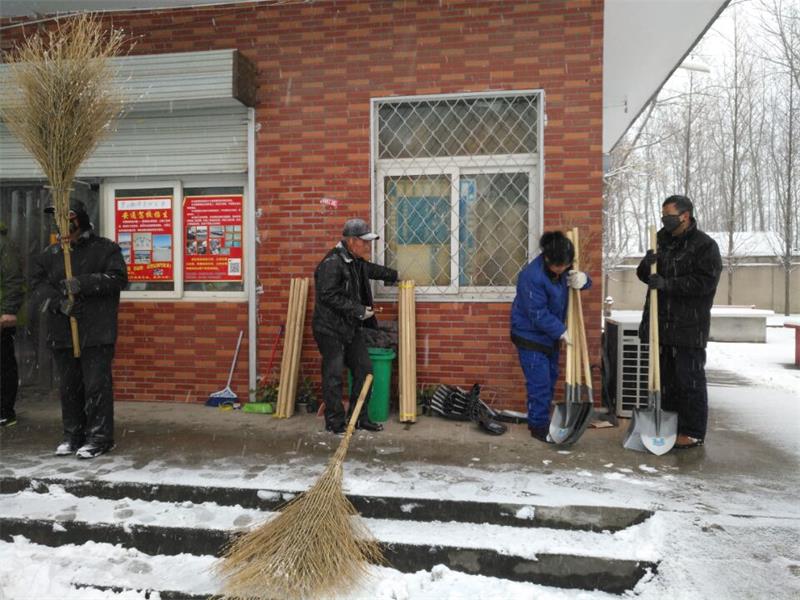 总务处为各部门发放铲雪工具.jpg