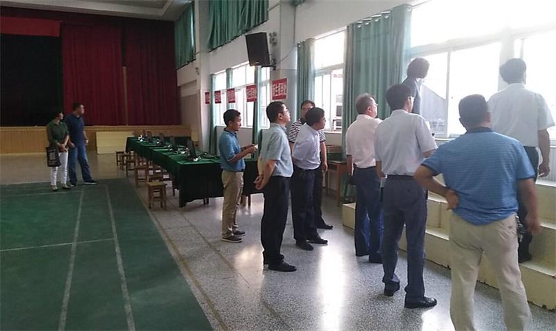 院领导视察礼堂中央空调运行情况.jpg
