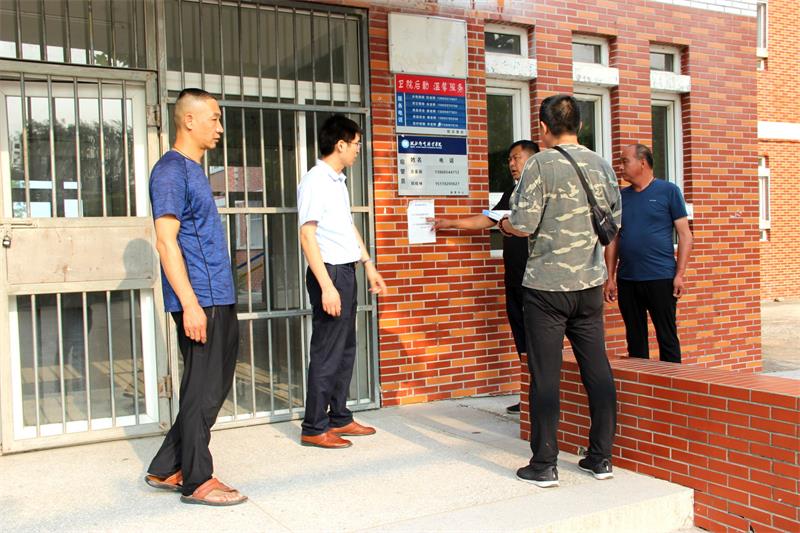 检查组对公共设备设施进行检查.JPG